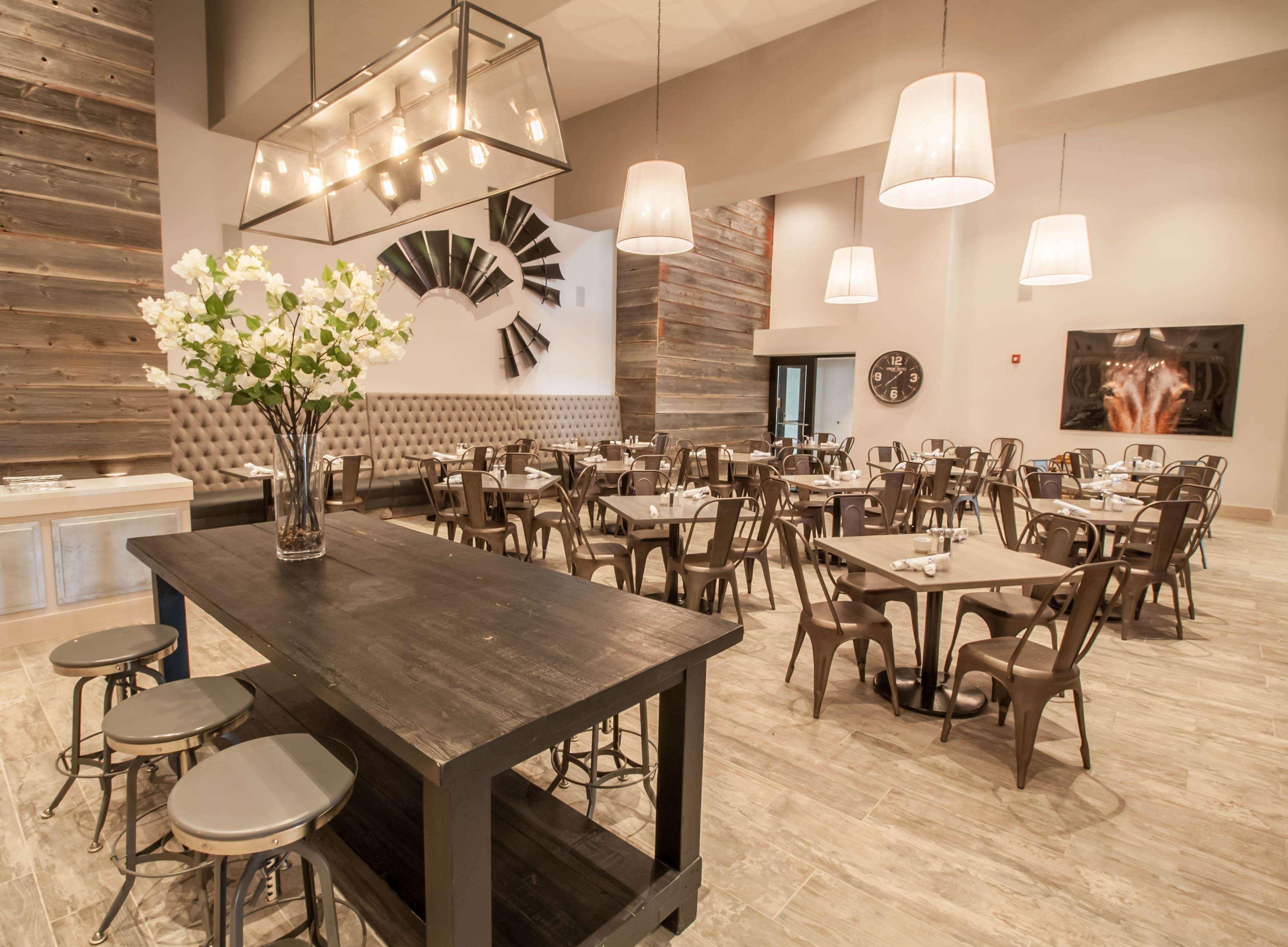 Hotel Renovo Des Moines Urbandale,Tapestry Collection Hilton ภายนอก รูปภาพ