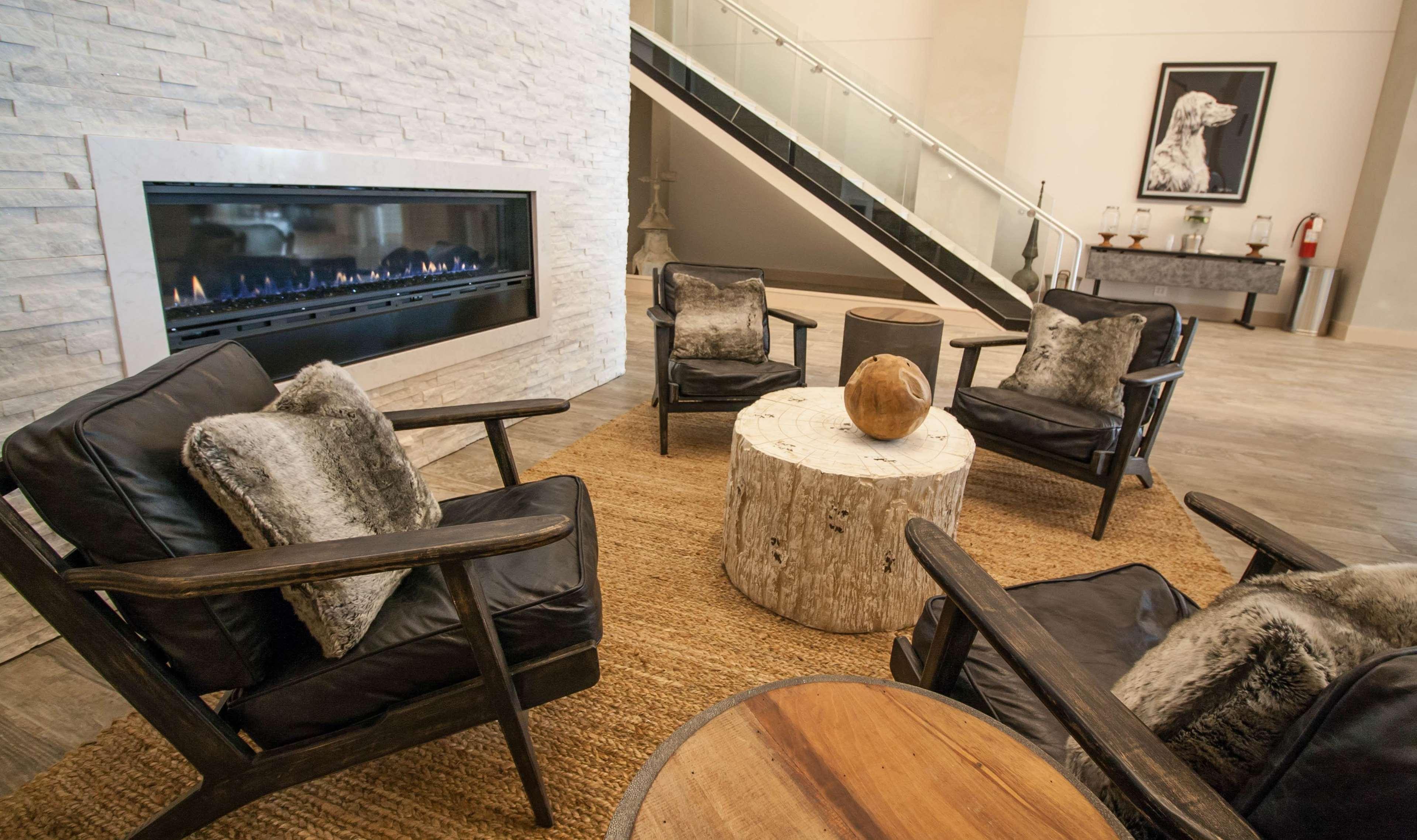 Hotel Renovo Des Moines Urbandale,Tapestry Collection Hilton ภายนอก รูปภาพ