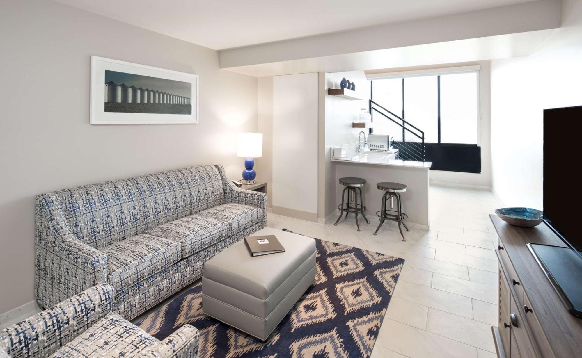 Hotel Renovo Des Moines Urbandale,Tapestry Collection Hilton ภายนอก รูปภาพ
